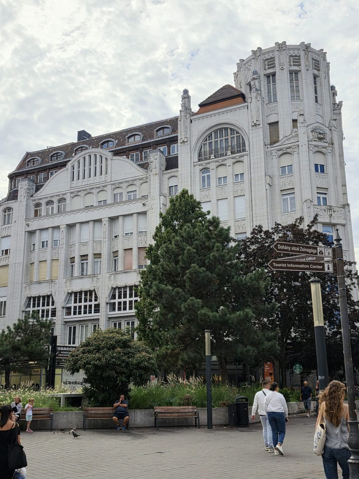 Budapest : un enterrement de vie de garçon, une Trabant rose et un McDo signé Eiffel !
